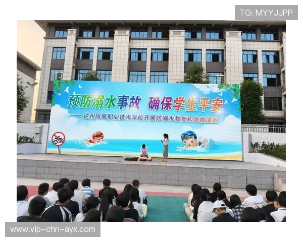游泳队参与城市防溺水公益活动提高公众安全意识，游泳馆防溺水宣传